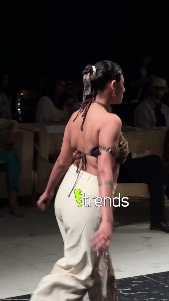 People Confused By Walks On Parishae Adnan Fashion Show People Confused By Walks On Parishae Adnan Fashion Show