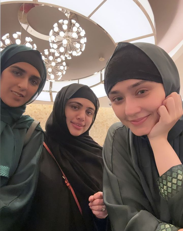 Durefishan Saleem Performs Umrah dure4