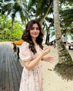 Aroob Jatoi Height in feet