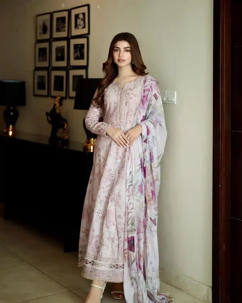 Kinza Hashmi Biography (Age, Husband, Height, Dramas) Kinza Hashmi Biography